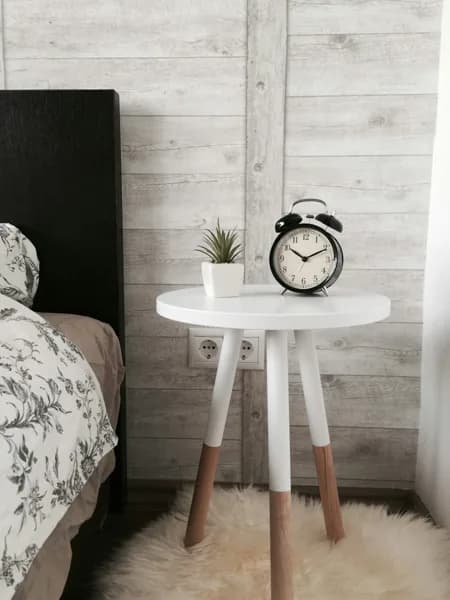 Photo de Table de chevet ronde blanche et bois — Démo